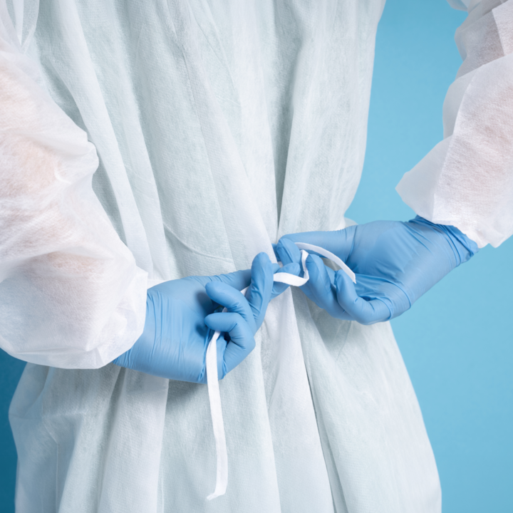 mise en situation gants bleu – GANT NITRILE KOLMI® COVERFEEL TOUCH
