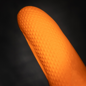 mise en situation gants orange – GANT NITRILE HERKUL® GRIP EXTRA STRONG