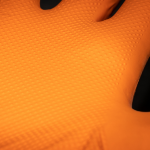 mise en situation gants orange – GANT NITRILE HERKUL® GRIP EXTRA STRONG