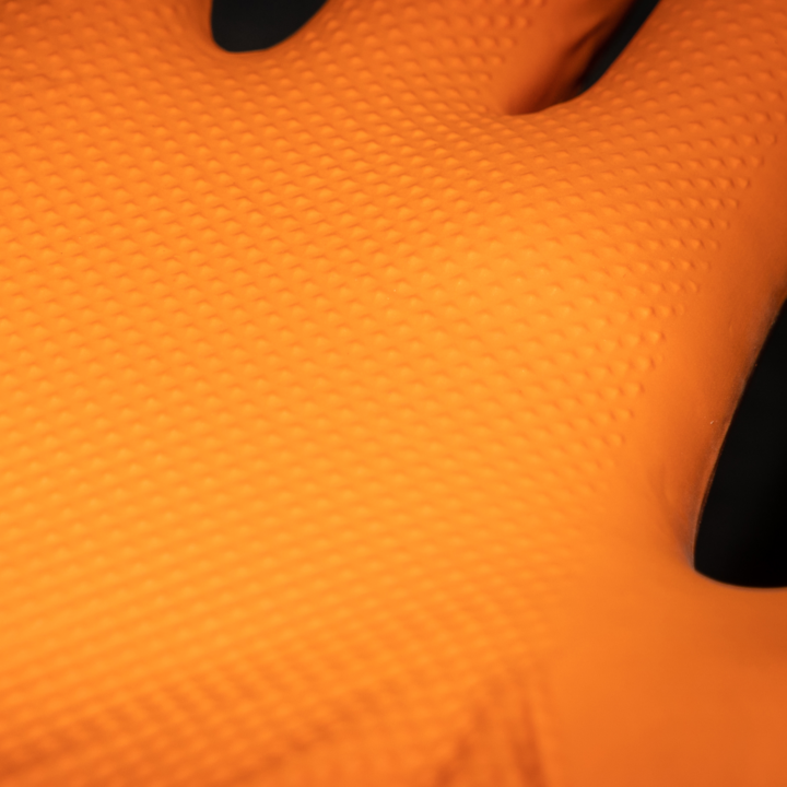 mise en situation gants orange – GANT NITRILE HERKUL® GRIP EXTRA STRONG