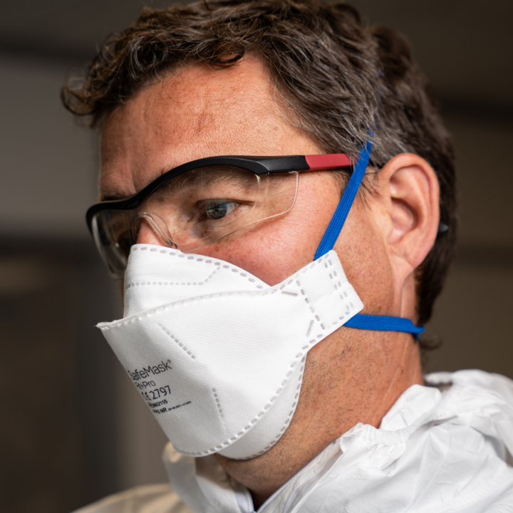 mise en situation masques blanc / bleu – MASQUE FFP2 NR SAFEMASK® FIT+PRO