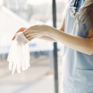 mise en situation gants transparent – GANT VINYLE SAFETOUCH® EVERSTRONG