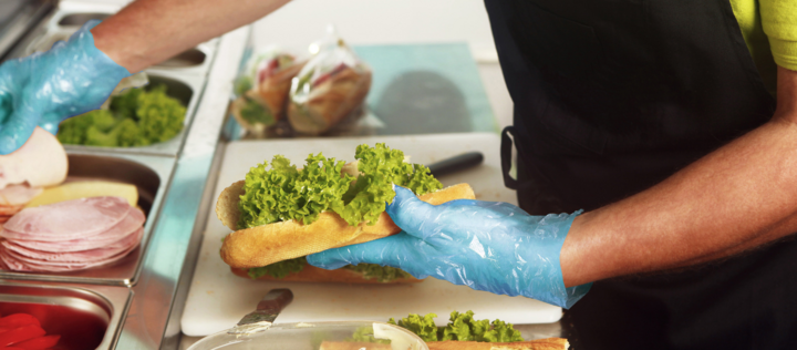 mise en situation gants bleu translucide – GANT TPE SAFEBASICS™ BLUE FOOD
